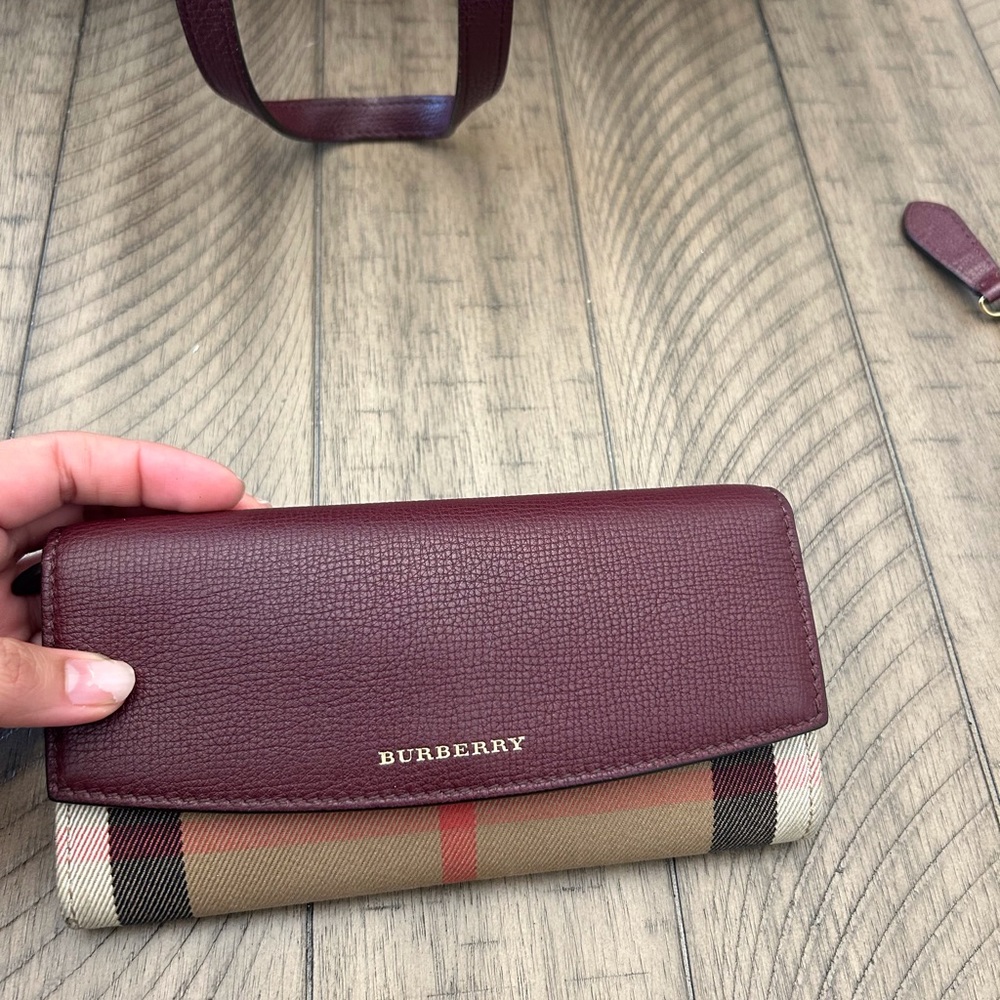 Versatile tote bag can be worn in two styles. Comes with wallet and wristlet - Picture 15 of 16